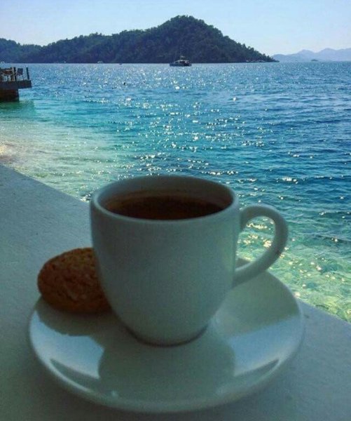 Чашка кофе на берегу океана