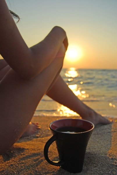 Чашка кофе на берегу моря с добрым утром