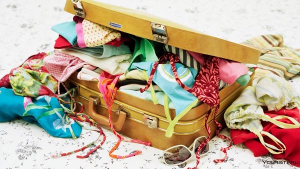 Чемодан с вещами на море