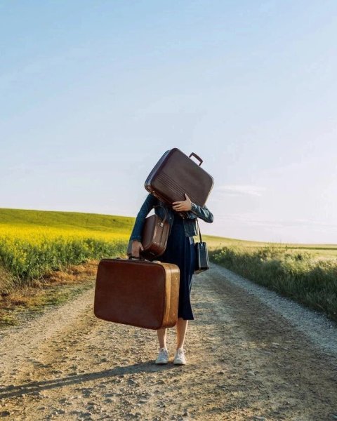 Девушка с чемоданом