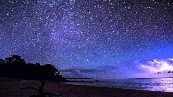 Ночное небо и море
