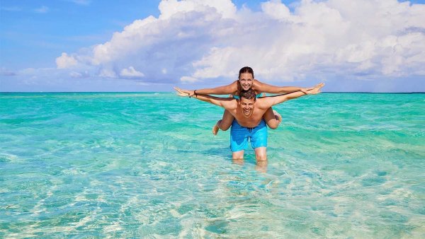 Счастливые люди на пляже