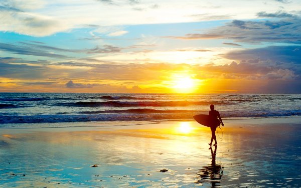 Отдыхающие на пляже