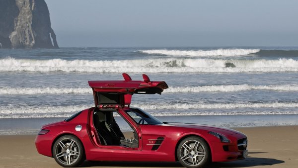 Мерседес Бенц SLS AMG красный