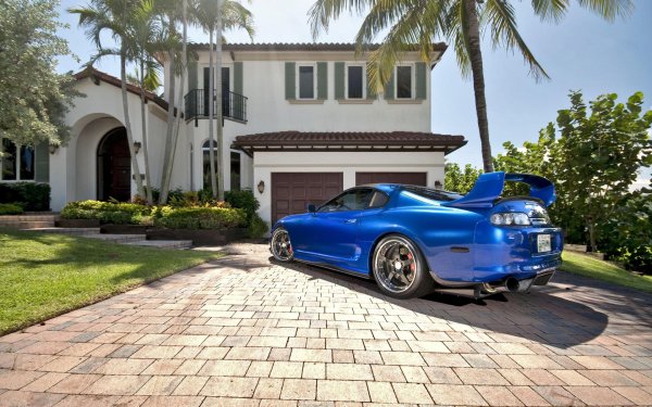 Красивый дом с машиной