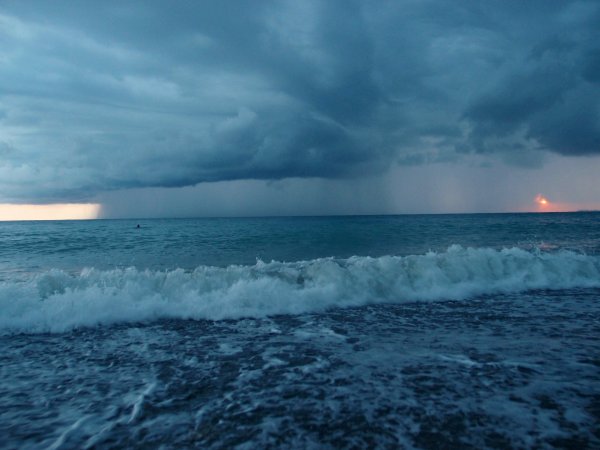 Дождь на пляже