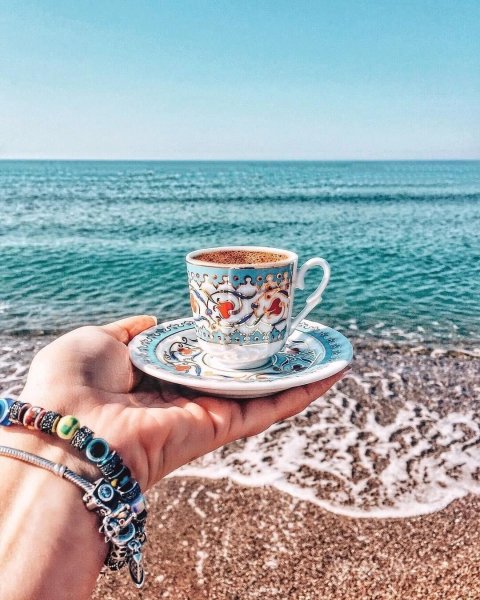 Чашка кофе с видом на море