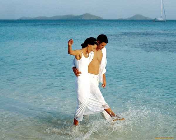 Влюбленные на берегу моря