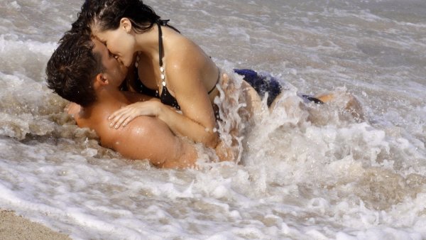 Поцелуй на берегу моря