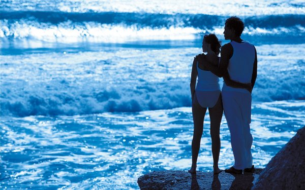 Он и она на берегу моря