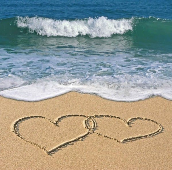 Сердце на песке у моря