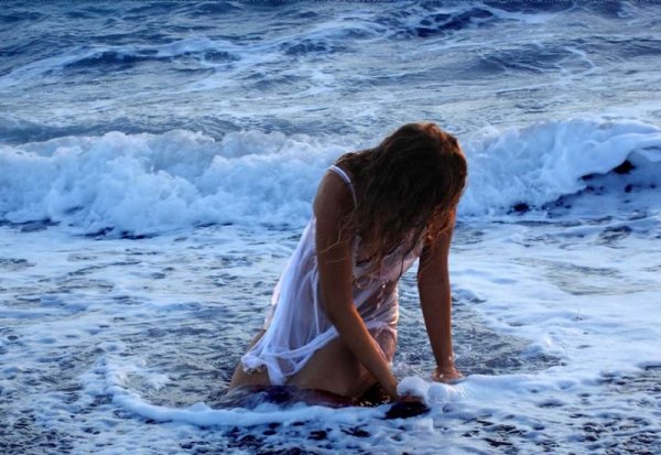 Плачущая девушка у моря