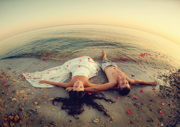 Сердце на песке у моря