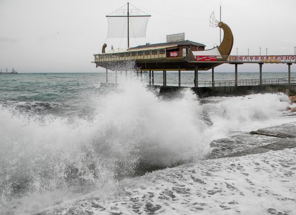 Девушка и сильный ветер на море