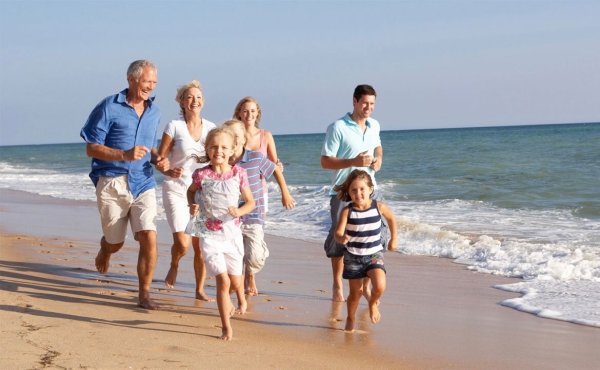 Пожилые женщины на пляже