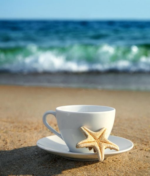 Чашка кофе на берегу моря