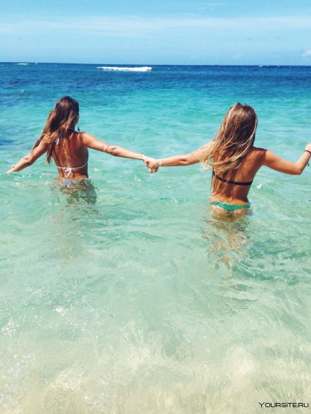 Подружки на пляже