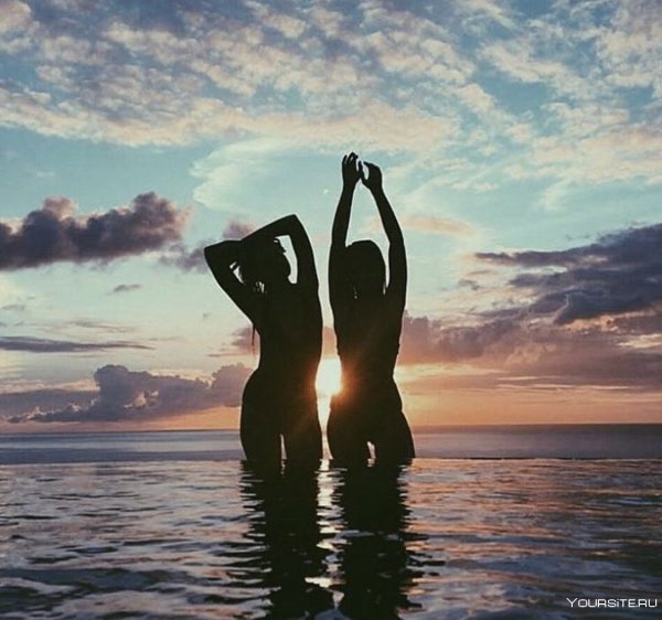 Лучшие подруги на закате