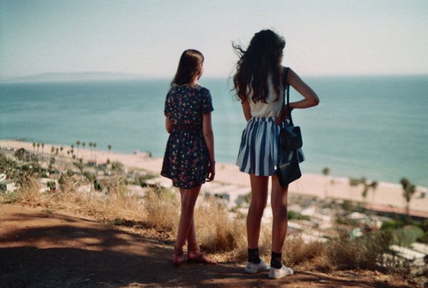 Подруги стоят