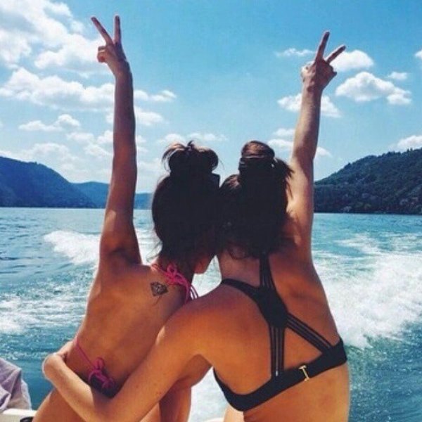 Подруги без лица на море