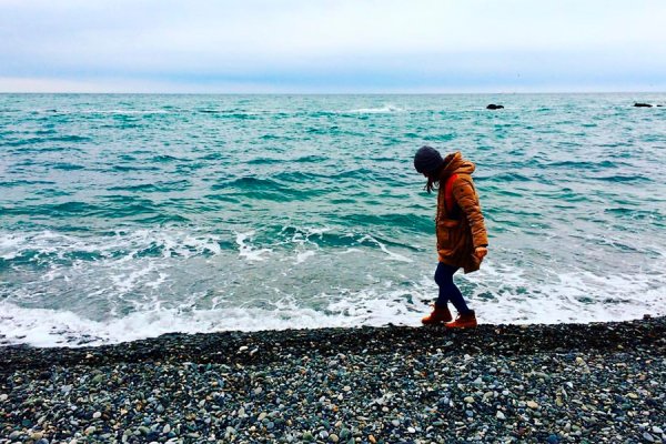 Чёрный человек на берегу моря