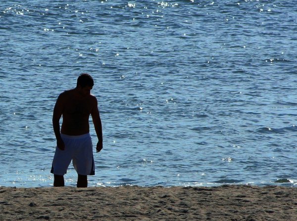 Парень на море спиной