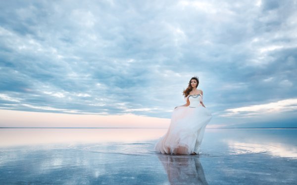 Девушка море белый фон