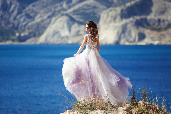 Фотосессия в пышном платье на берегу моря