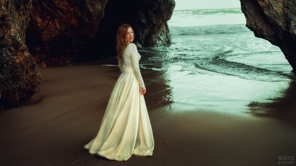 Девушка в длинном платье