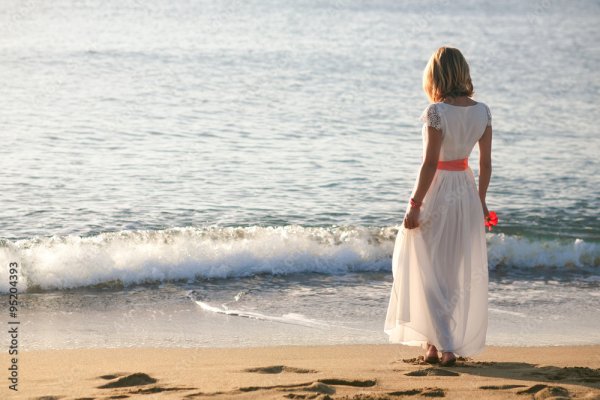 Девушка в платье на берегу моря
