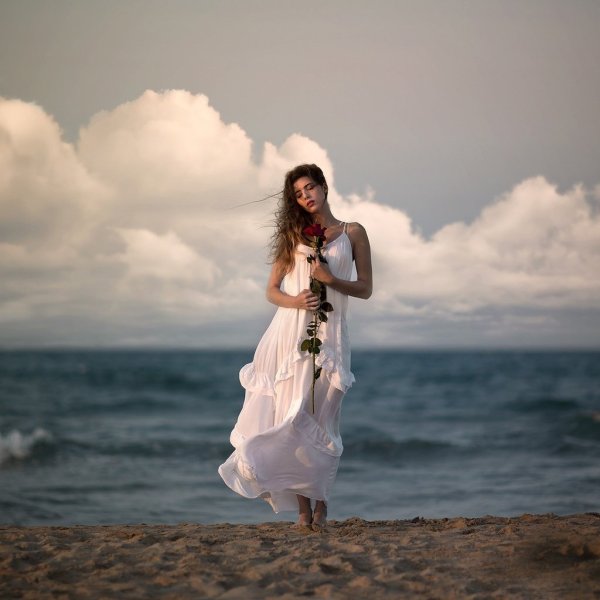 Девушка в платье на море