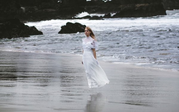 Девушка в белом платье на море
