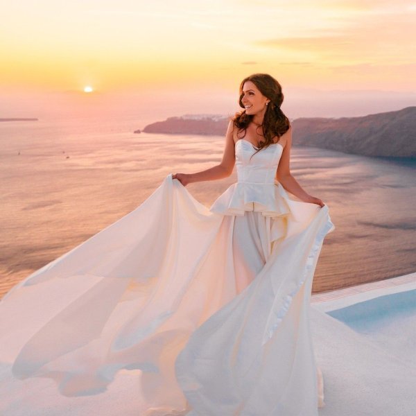 Девушка в белом платье на море