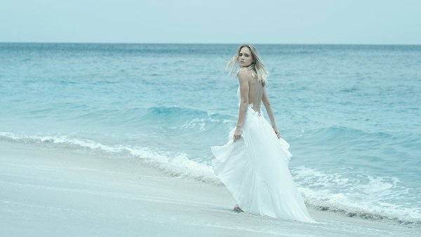 Девушка в белом платье на море