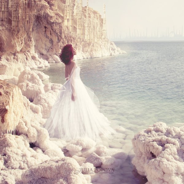 Девушка в белом платье на берегу моря