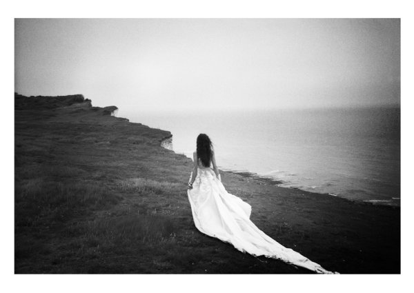 Девушка уходящая в море