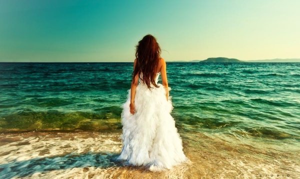 Рыжая девушка на берегу моря