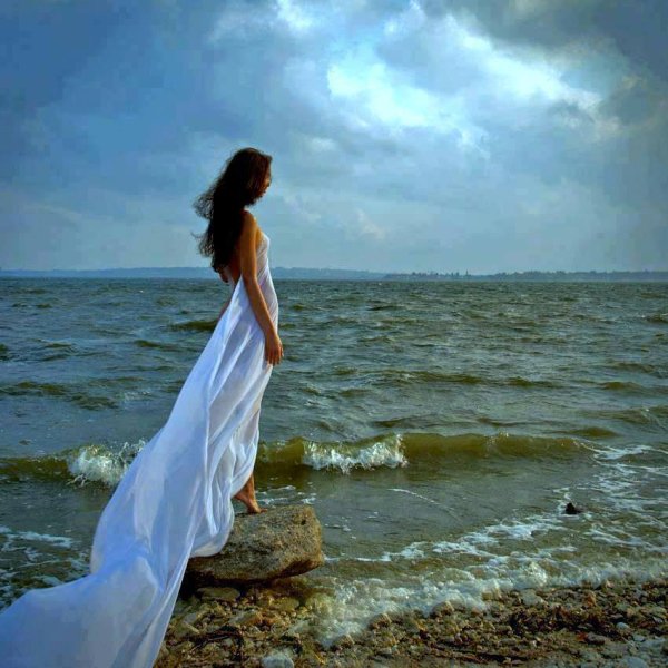 Женщина на море