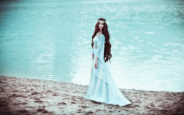 Девушка в длинном голубом платье