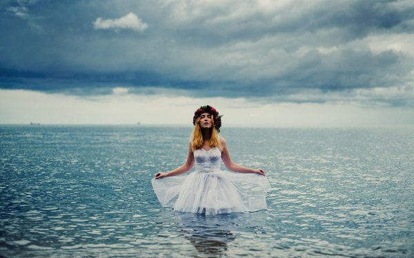 Девушка в белом на море