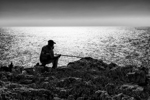 Рыбак на берегу моря