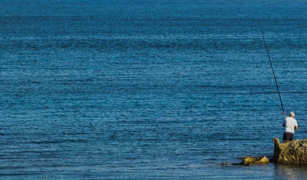 Рыбак на берегу моря