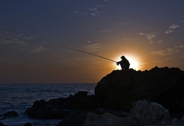 Рыбак с удочкой закат