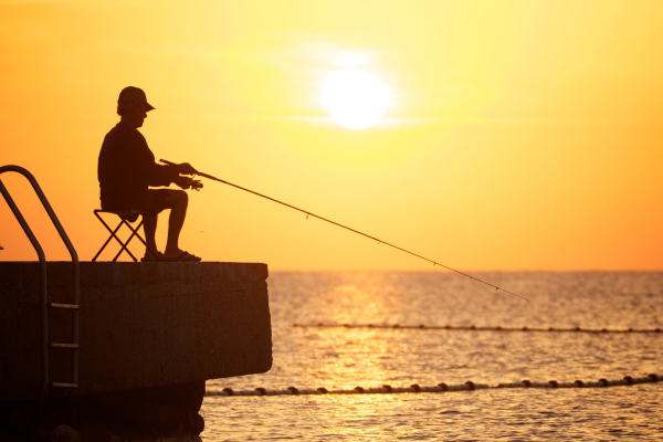 Два рыбака на берегу