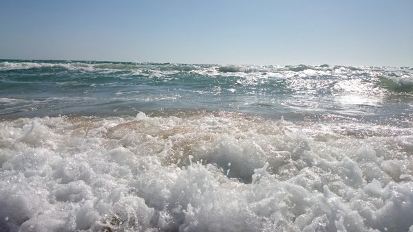 Май на море