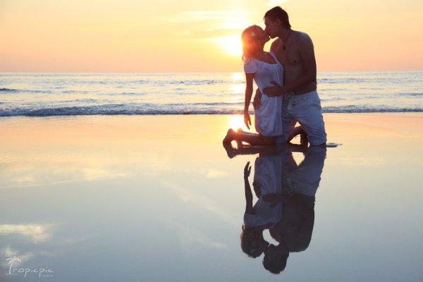 Влюбленная пара на море