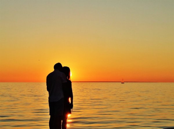 Пара на закате у моря