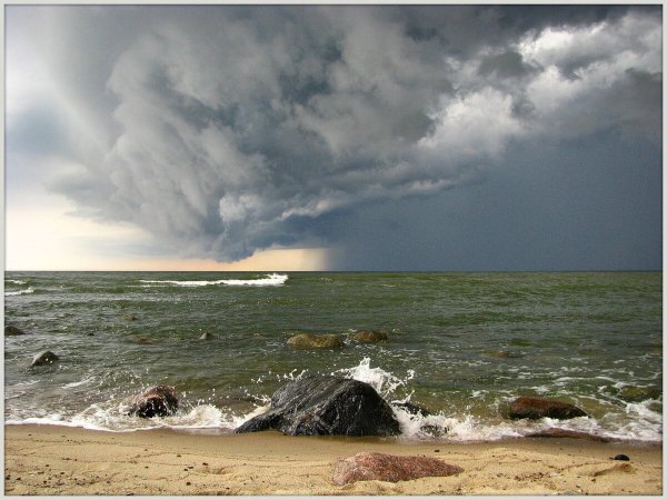 Штормящее море Балтика