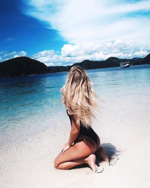 Девушка на море со спины