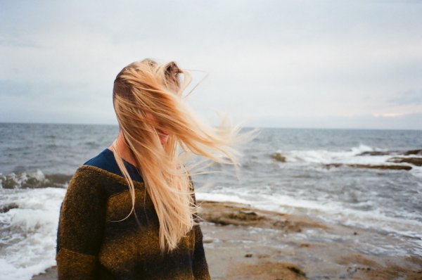 Девушка с длинными волосами у моря
